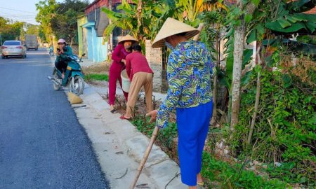 Tân Khang: Phụ nữ ra quân dọn vệ sinh, trồng hoa ven đường  